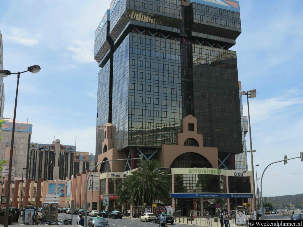 Lissabon is een stad waar je goed kunt winkelen. Er zijn veel van dit soort luxueuze winkelcentra. Op de foto zie je het winkelcentrum Amoreiras. Adres: Avenida Engenheiro Duarte Pacheco, Lissabon.Metro: Marquês Pombal.Tip: Shoppen in Lissabon.